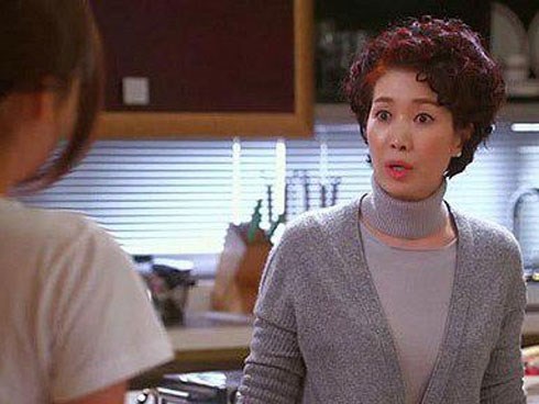 Câu nói của con trai khiến mẹ hối hận, nửa lời cũng không dám trách móc con dâu