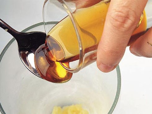 Bé trai 6 tháng tử vong vì gia đình cho ăn mật ong trộn 2 lần/ ngày suốt 1 tháng