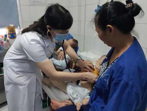 Hà Nội: 2 anh em sinh đôi cùng mắc sởi nguy kịch, BS cảnh báo nhiều ca biến chứng nặng