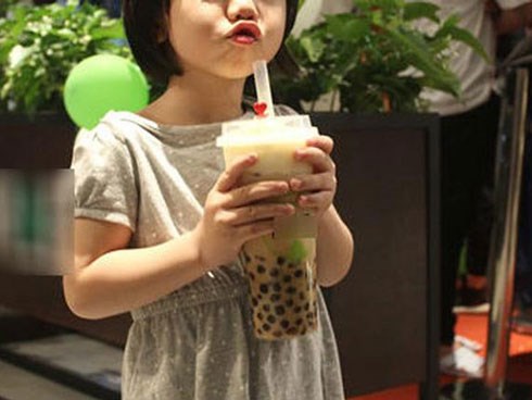 Bé gái tử vong vì hóc trân châu trong trà sữa, học ngay cách sơ cứu trước khi quá muộn