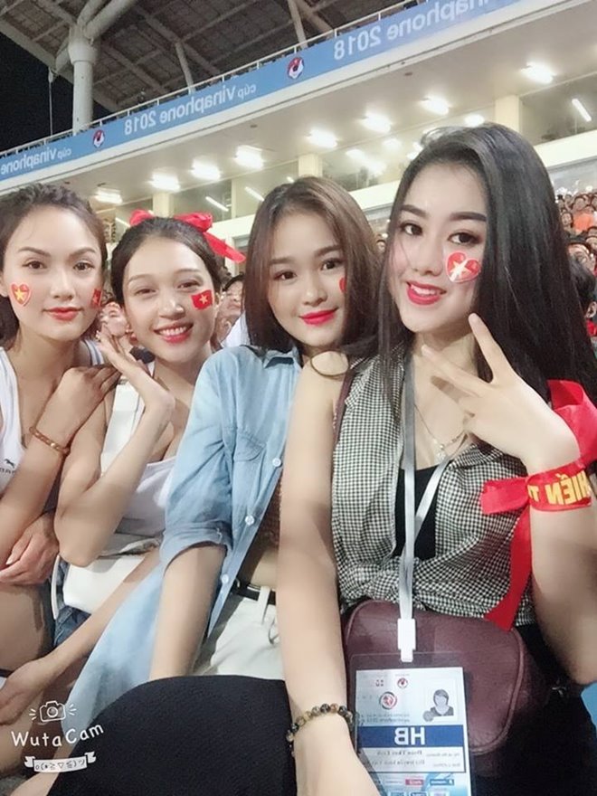 Bị ném đá vì mặc sexy đi xem U23 VN, dàn hot girl mong ước điều này ở dư luận-2
