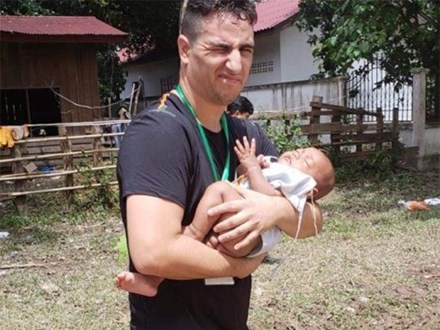 Em bé sống sót thần kỳ qua nhiều ngày sau vụ vỡ đập thủy điện tại Lào