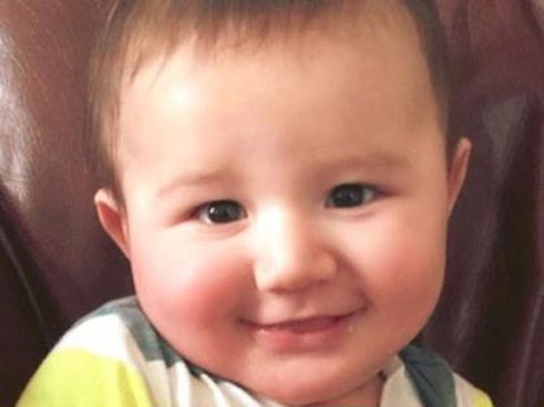 Bé trai tử vong đúng sinh nhật đầu tiên và sự thật kinh hoàng về vết bầm dọc sống lưng