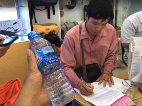 Thuê dịch vụ chuyển phát, máy ảnh 18 triệu biến thành chai nước khoáng