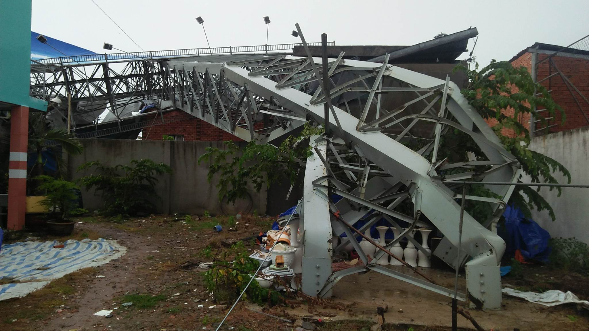 Sài Gòn mưa gió cực lớn, bảng quảng cáo sập đè chết người-2