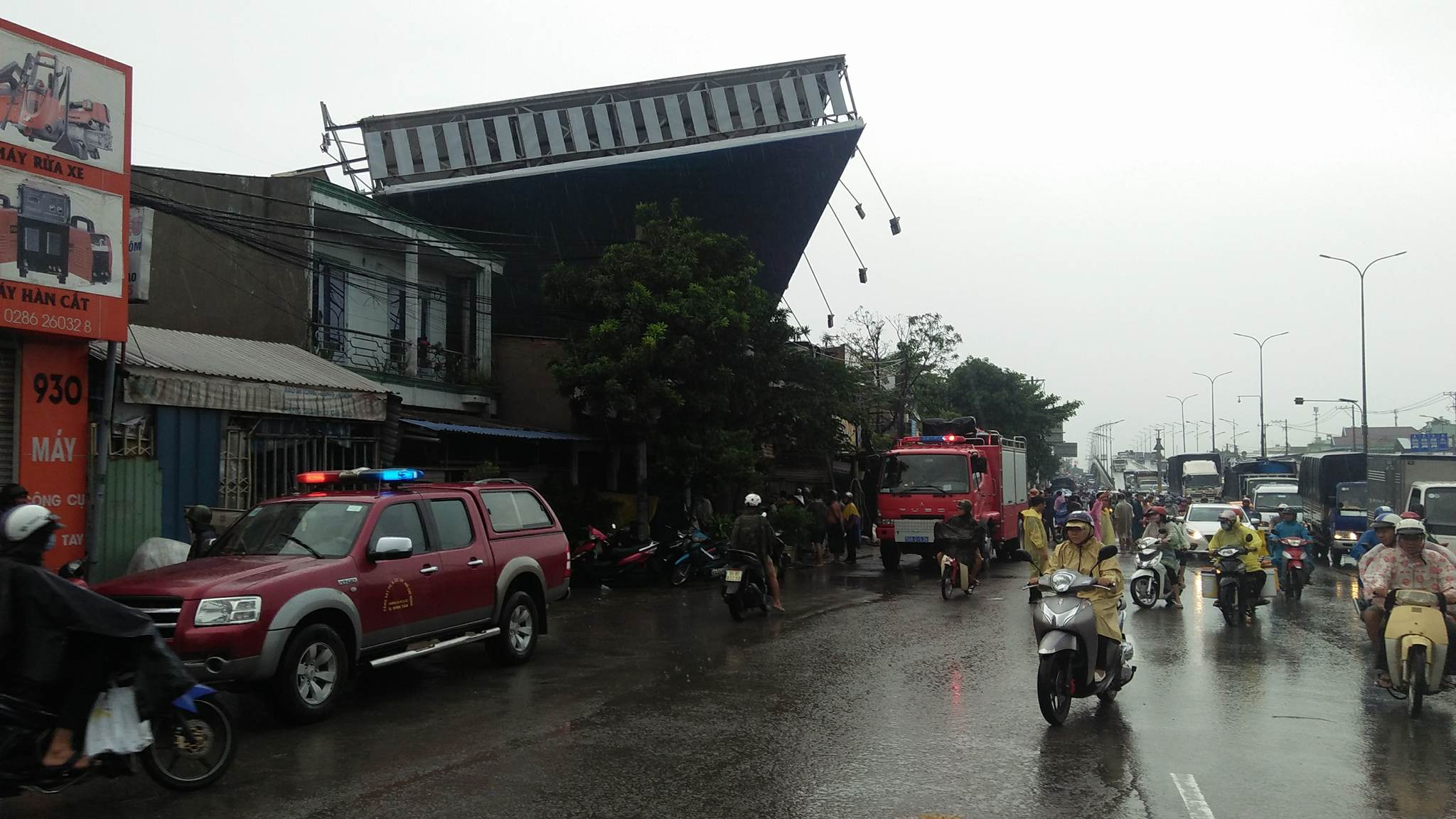 Sài Gòn mưa gió cực lớn, bảng quảng cáo sập đè chết người-1