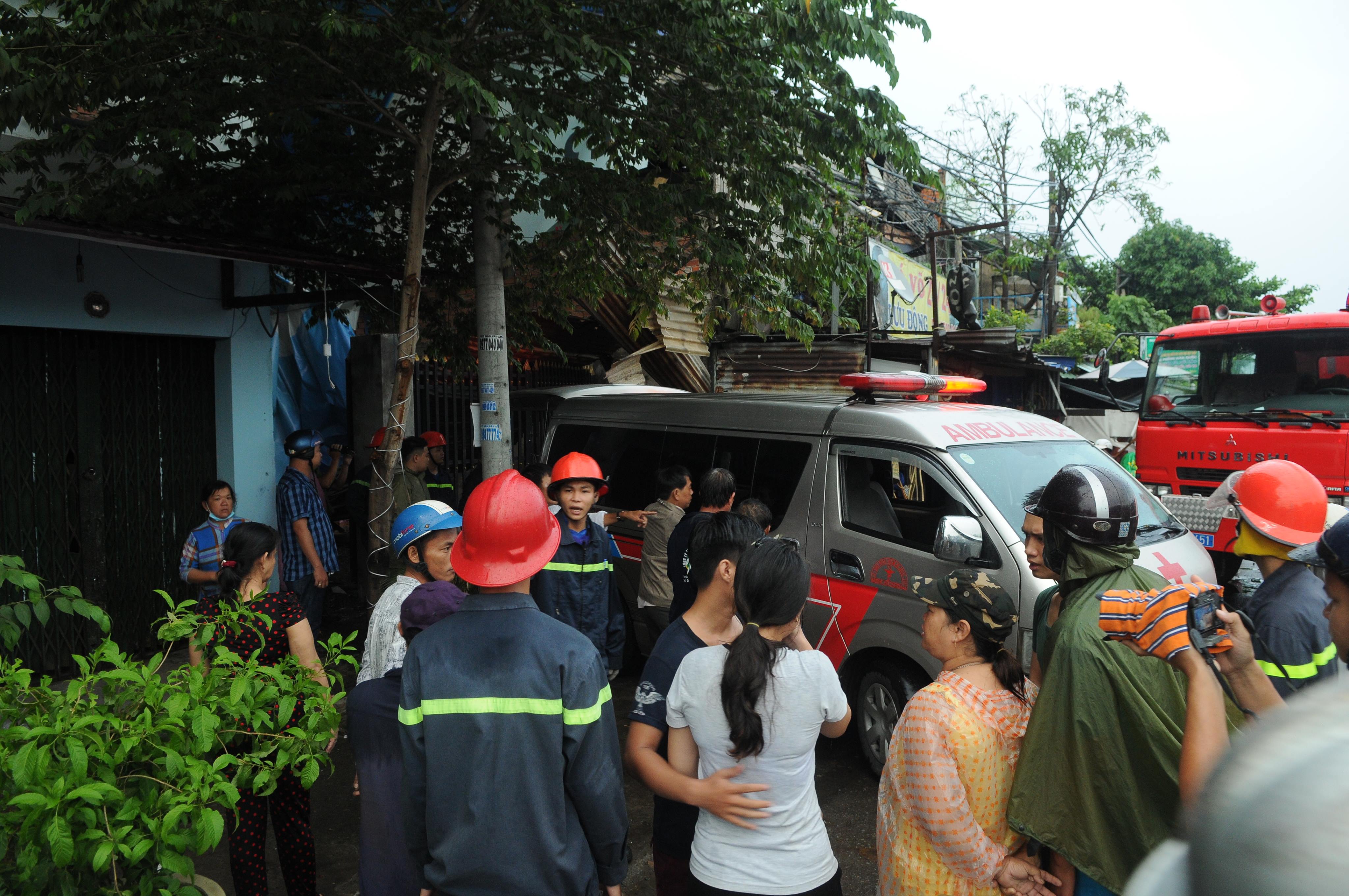 Sài Gòn mưa gió cực lớn, bảng quảng cáo sập đè chết người-3