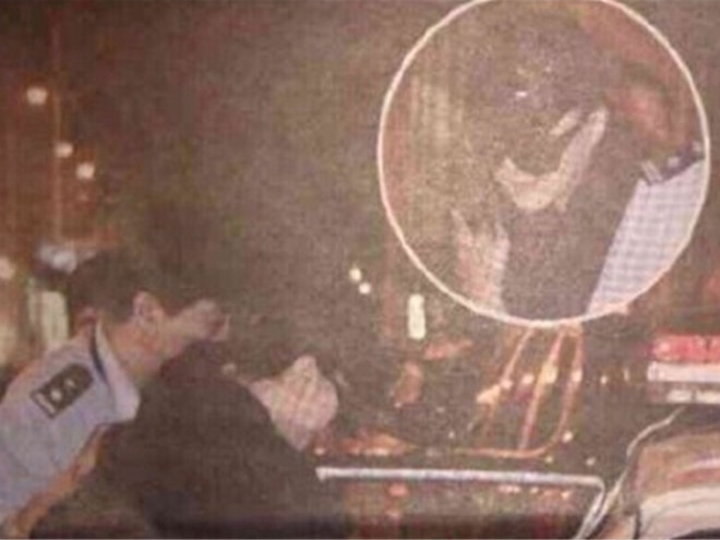 Ảnh Phạm Băng Băng bị đưa lên xe cảnh sát gây xôn xao mạng TQ-1