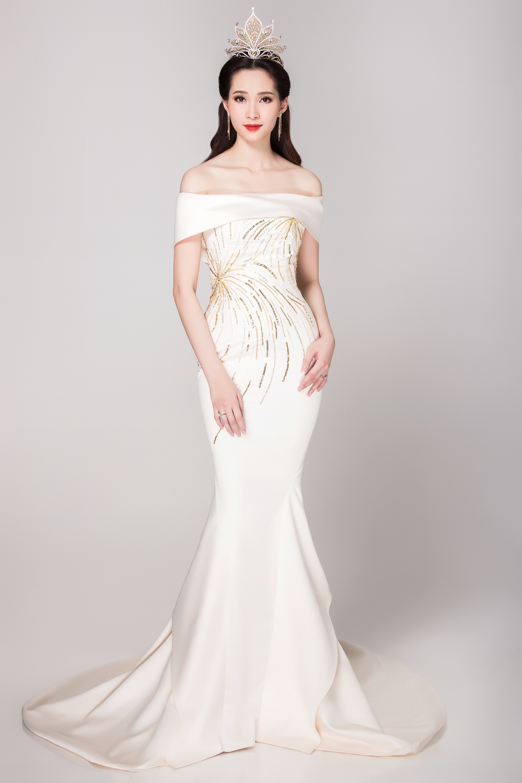 Kỳ Duyên thần thái sang chảnh bên 13 Hoa Hậu Việt Nam như Đặng Thu Thảo, Mai Phương Thúy..-2