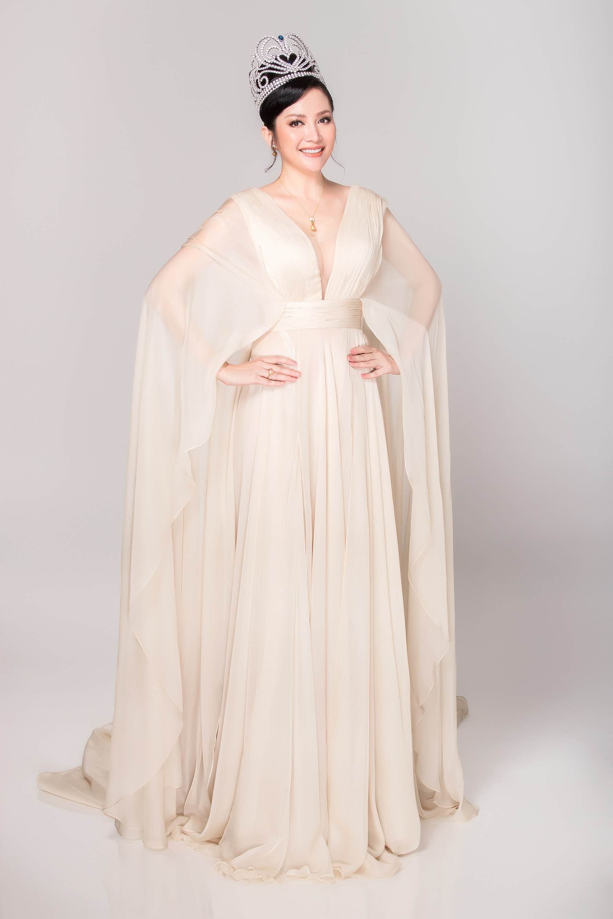 Kỳ Duyên thần thái sang chảnh bên 13 Hoa Hậu Việt Nam như Đặng Thu Thảo, Mai Phương Thúy..-5