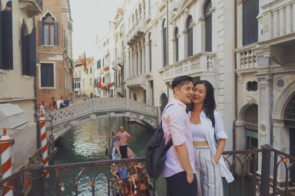 Đông Nhi tình tứ bên bạn trai Ông Cao Thắng khi đi du lịch ở Ý-4