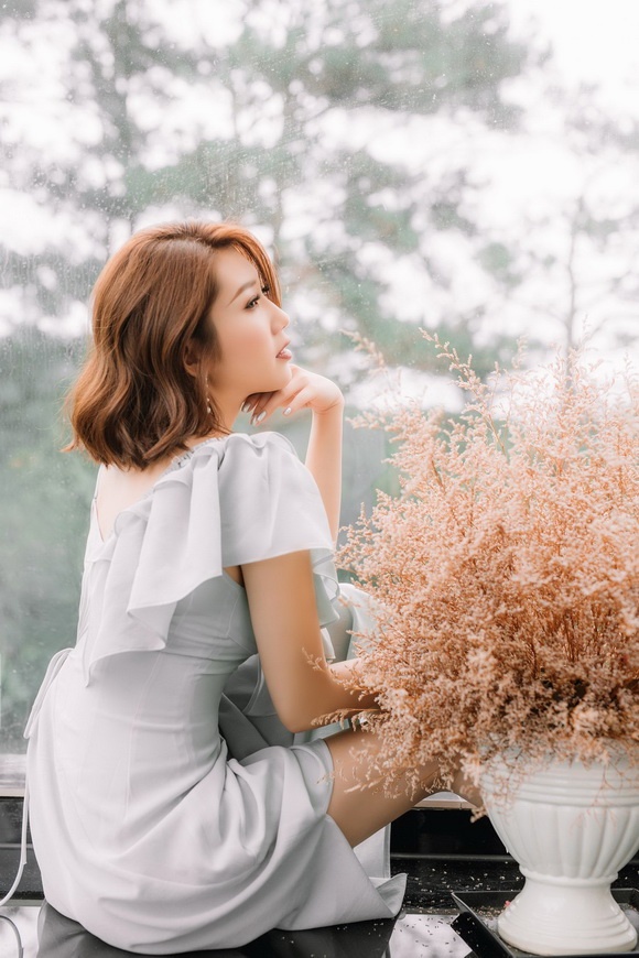 Không cần hở da thịt, Thúy Ngân vẫn toát ra sức hút khó cưỡng với thần thái gợi cảm-13