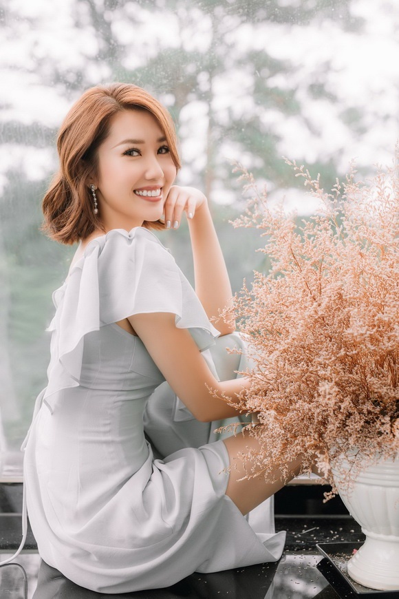 Không cần hở da thịt, Thúy Ngân vẫn toát ra sức hút khó cưỡng với thần thái gợi cảm-15