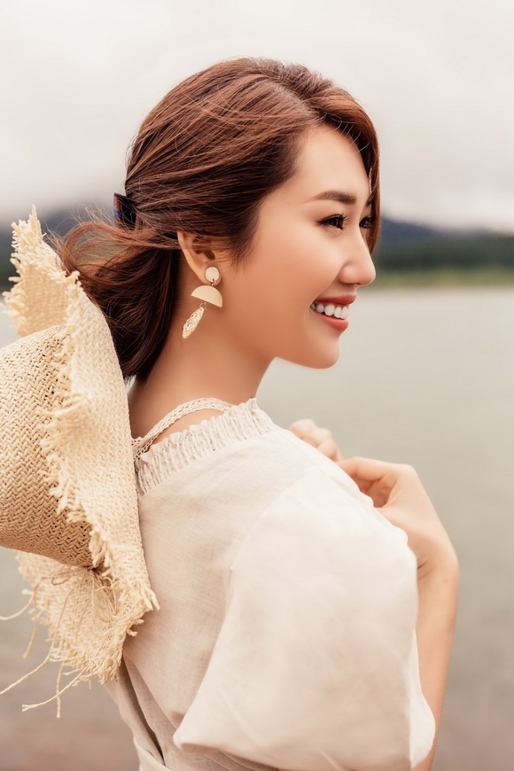 Không cần hở da thịt, Thúy Ngân vẫn toát ra sức hút khó cưỡng với thần thái gợi cảm-10