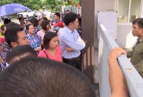 Hà Nội: Hàng trăm phụ huynh bao vây” cổng trường vì phân tuyến-1