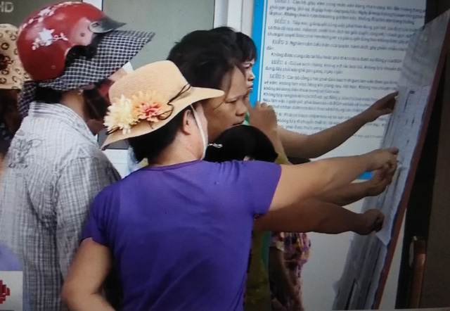 Hà Nội: Hàng trăm phụ huynh bao vây” cổng trường vì phân tuyến-2