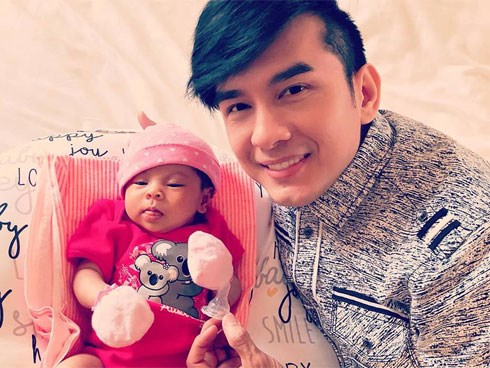 Khoảnh khắc Đan Trường đến thăm con gái Thanh Thảo, dân mạng tinh ý phát hiện ra điều đặc biệt!