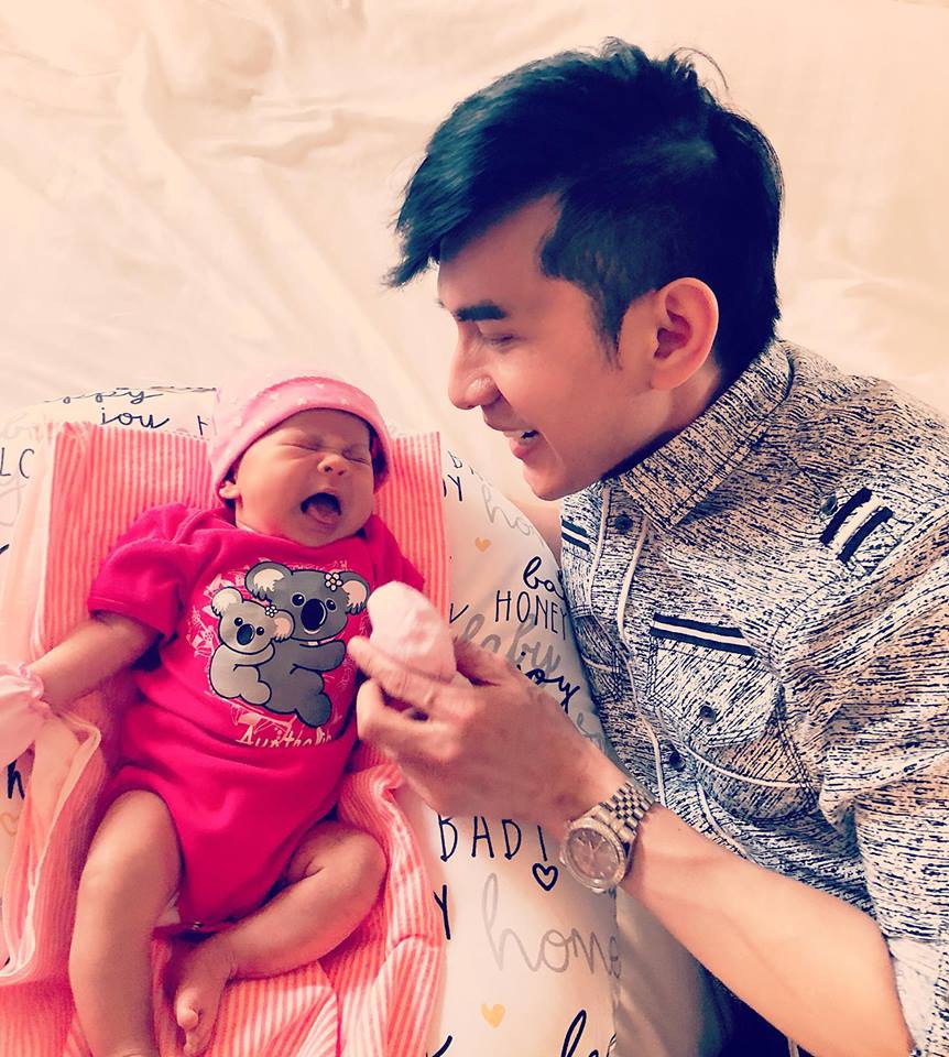 Khoảnh khắc Đan Trường đến thăm con gái Thanh Thảo, dân mạng tinh ý phát hiện ra điều đặc biệt!-2