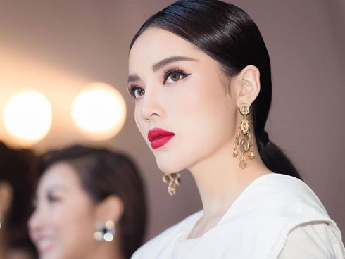 Trang điểm sắc sảo nhưng nhìn mặt Kỳ Duyên lại có phần hơi đơ vì lúc nào cũng giữ nguyên một biểu cảm