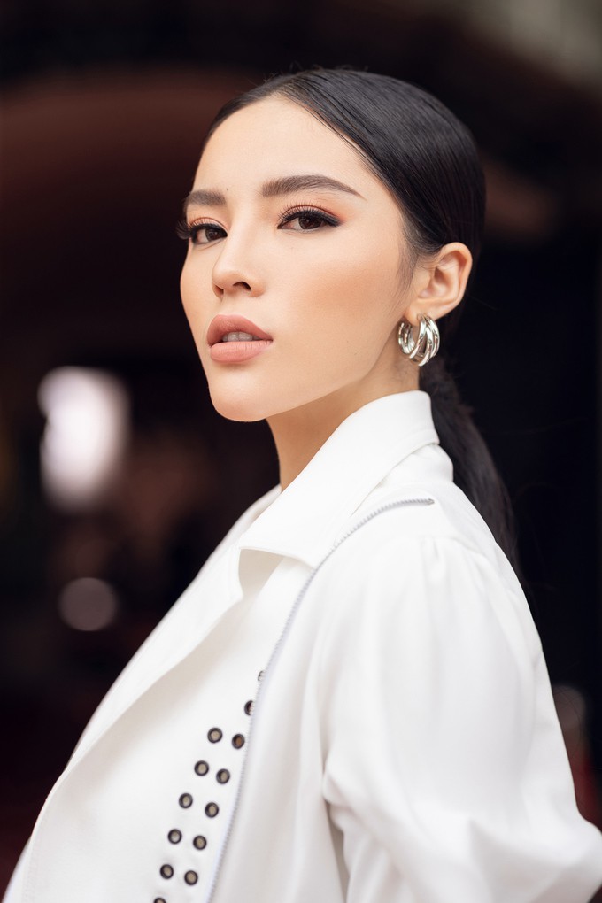 Trang điểm sắc sảo nhưng nhìn mặt Kỳ Duyên lại có phần hơi đơ vì lúc nào cũng giữ nguyên một biểu cảm-3