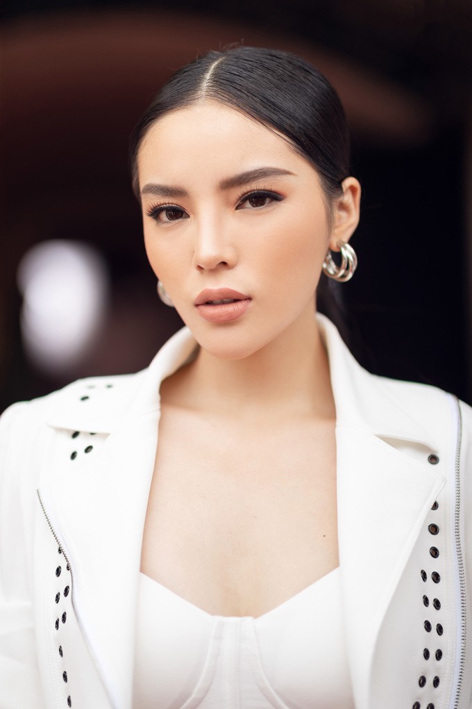 Trang điểm sắc sảo nhưng nhìn mặt Kỳ Duyên lại có phần hơi đơ vì lúc nào cũng giữ nguyên một biểu cảm-2