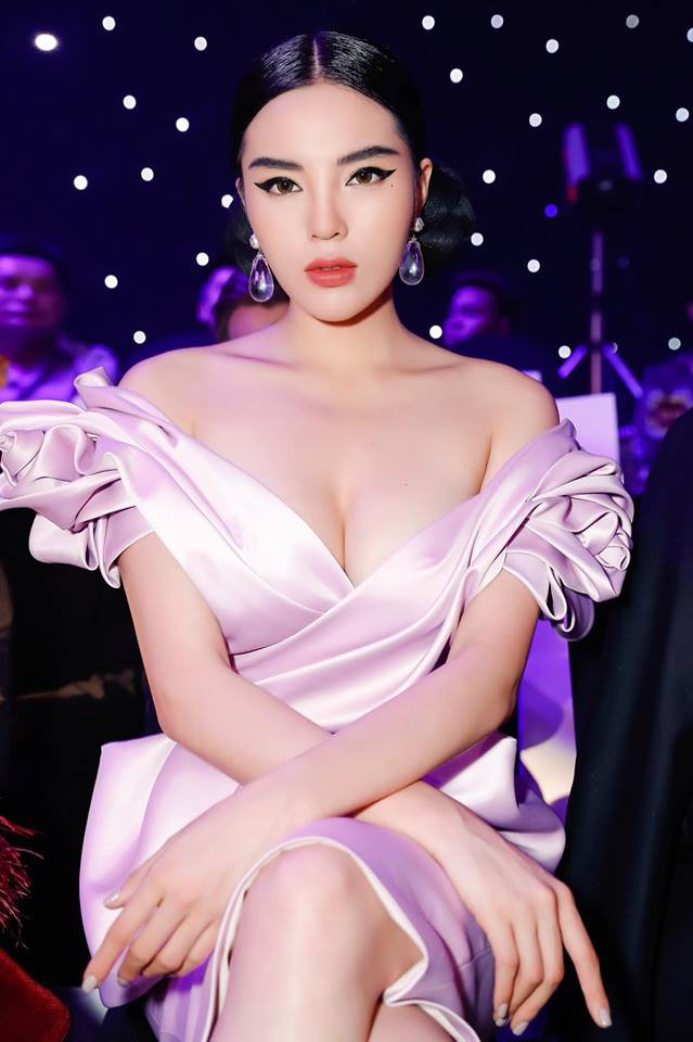 Trang điểm sắc sảo nhưng nhìn mặt Kỳ Duyên lại có phần hơi đơ vì lúc nào cũng giữ nguyên một biểu cảm-7