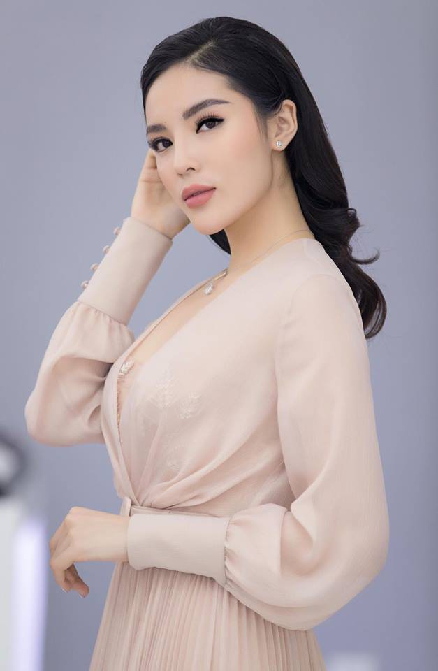 Trang điểm sắc sảo nhưng nhìn mặt Kỳ Duyên lại có phần hơi đơ vì lúc nào cũng giữ nguyên một biểu cảm-10