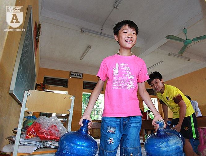 Thầy trò vùng ngập Chương Mỹ hối hả dọn dẹp trường lớp đón năm học mới-12