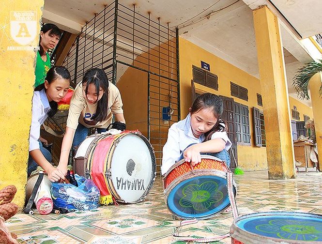 Thầy trò vùng ngập Chương Mỹ hối hả dọn dẹp trường lớp đón năm học mới-3