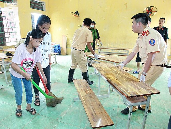 Thầy trò vùng ngập Chương Mỹ hối hả dọn dẹp trường lớp đón năm học mới-6