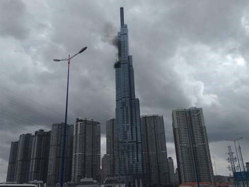 Khói đen bốc lên từ tòa nhà Landmark 81 cao nhất Việt Nam