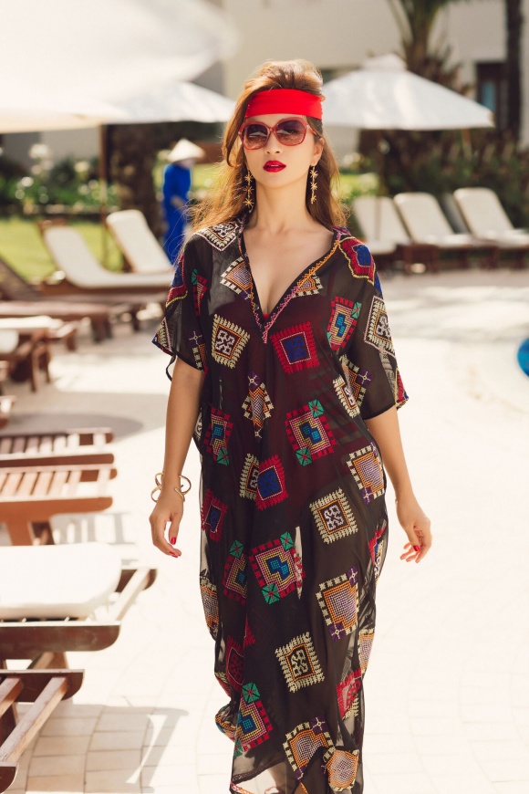 Kim Tuyến khoe da nâu khỏe khoắn trong nắng Hội An-10