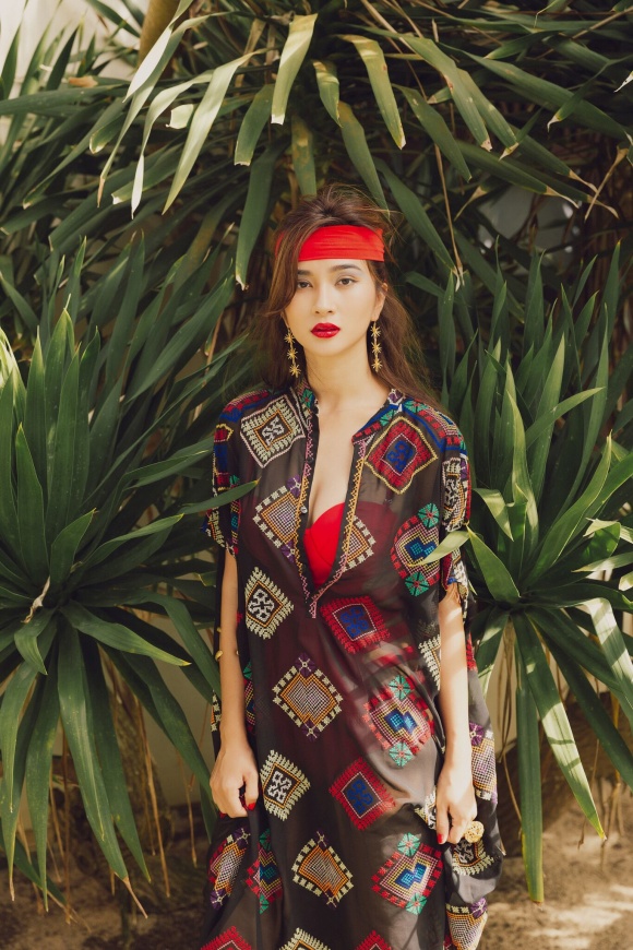 Kim Tuyến khoe da nâu khỏe khoắn trong nắng Hội An-11