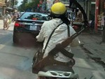 Hình ảnh chị gái đặt con nhỏ vào cốp xe máy để thay tã bên lề đường khiến dân mạng thi nhau đồn đoán đủ điều-3