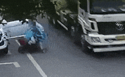 Clip: Khoảnh khắc kinh hoàng khi người phụ nữ bị cả chiếc xe bồn chèn qua đầu nhưng không hề hấn gì nhờ thứ mọi người thường xem nhẹ