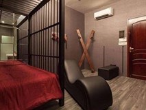 Diễn biến bất ngờ vụ khách sạn tình nhân với cũi sắt, dụng cụ bạo dâm ở Cần Thơ Diễn biến bất ngờ vụ khách sạn tình nhân với cũi sắt, dụng cụ bạo dâm ở Cần Thơ