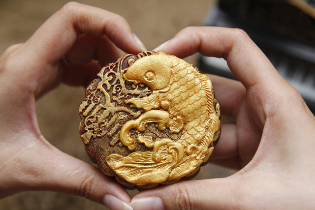 Bánh trung thu đẹp lạ, khách phải năn nỉ 2 năm trời mới làm để bán-11