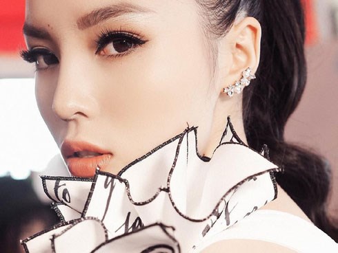 Ai cũng có lúc như Kỳ Duyên, makeup phủ nền 800 lớp rồi mới nhớ ra quên chưa cạo lông mày