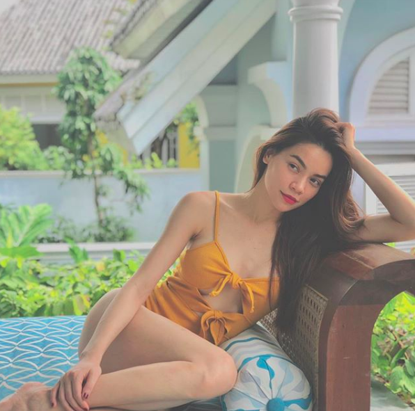 Không cần ra biển, Hà Hồ diện áo tắm leo trèo khắp nơi trong khu nghỉ dưỡng để chụp ảnh sống ảo-3