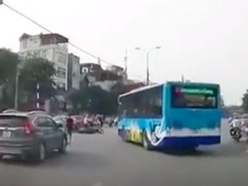 'Hung thần' xe buýt hất văng xe máy khi đột ngột quay đầu