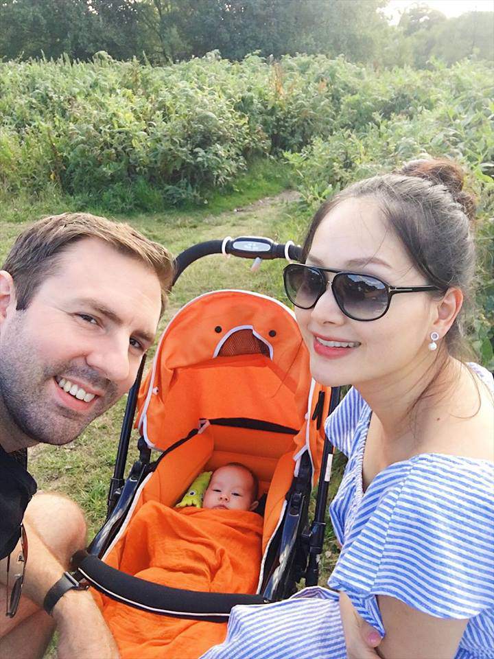 Vợ chồng Lan Phương và con gái mới sinh chụp ảnh ngọt đến rụng tim ở trời Tây-1