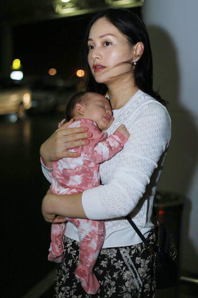 Vợ chồng Lan Phương và con gái mới sinh chụp ảnh ngọt đến rụng tim ở trời Tây-8