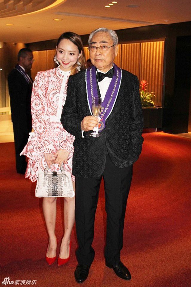 Bỏ rơi mỹ nhân TVB, ông trùm 80 tuổi hẹn uống trà sữa với thiếu nữ đáng tuổi cháu-7