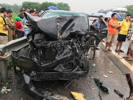 Đâm vào xe khách trên cao tốc, “'xế hộp' chở 4 người nát bươm