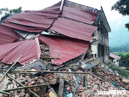 Trường tiểu học đổ sập trước ngày khai giảng ở Thanh Hoá, nhiều người may mắn thoát chết