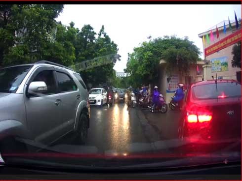 Clip: Lấn làn giữa lúc ùn tắc, nữ tài xế còn lớn tiếng ép xe đi đúng nhường đường