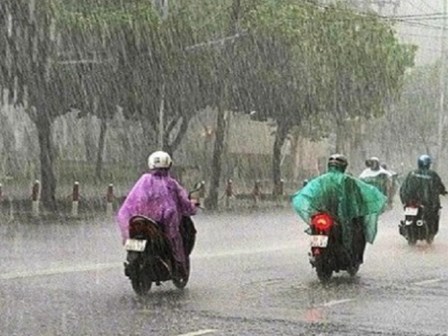 Bão số 4 tiếp tục mạnh thêm, Hà Nội mưa rất to