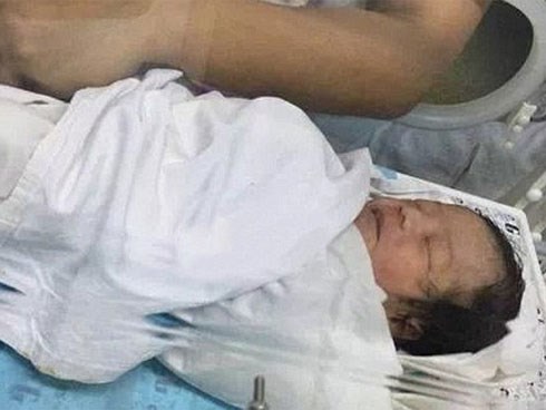 Xem tài xế giải cứu bé sơ sinh bị bỏ rơi dưới bể phốt