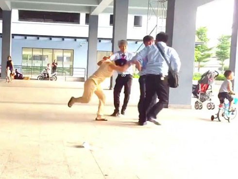 Tranh cãi việc trông con, vợ bế con lao vào chồng chửi bới, đánh nhau dữ dội