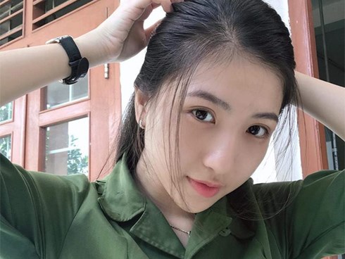 Nữ sinh Y dược Cần Thơ trong trang phục áo lính gây thương nhớ